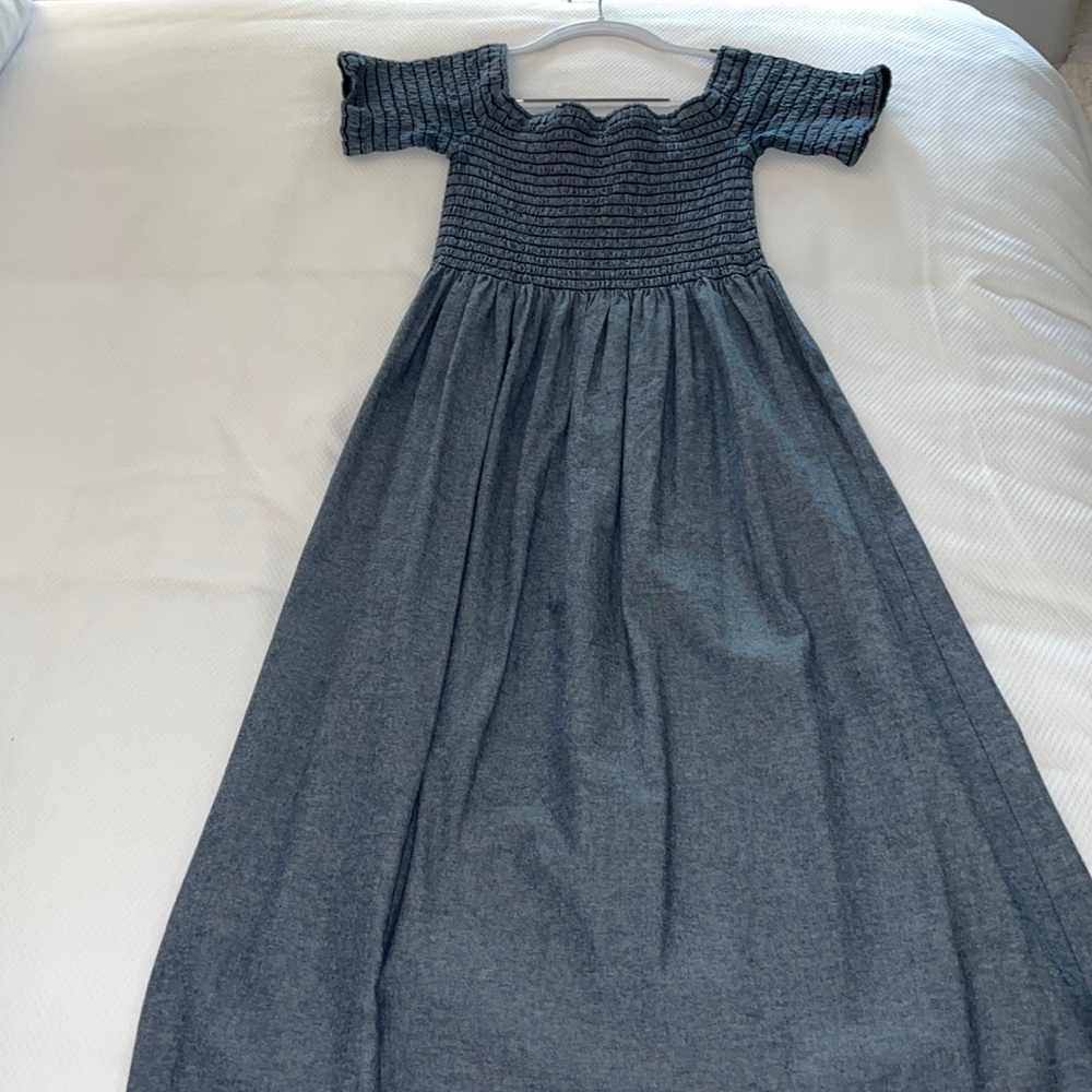 Gray dress with stretchy top and arms